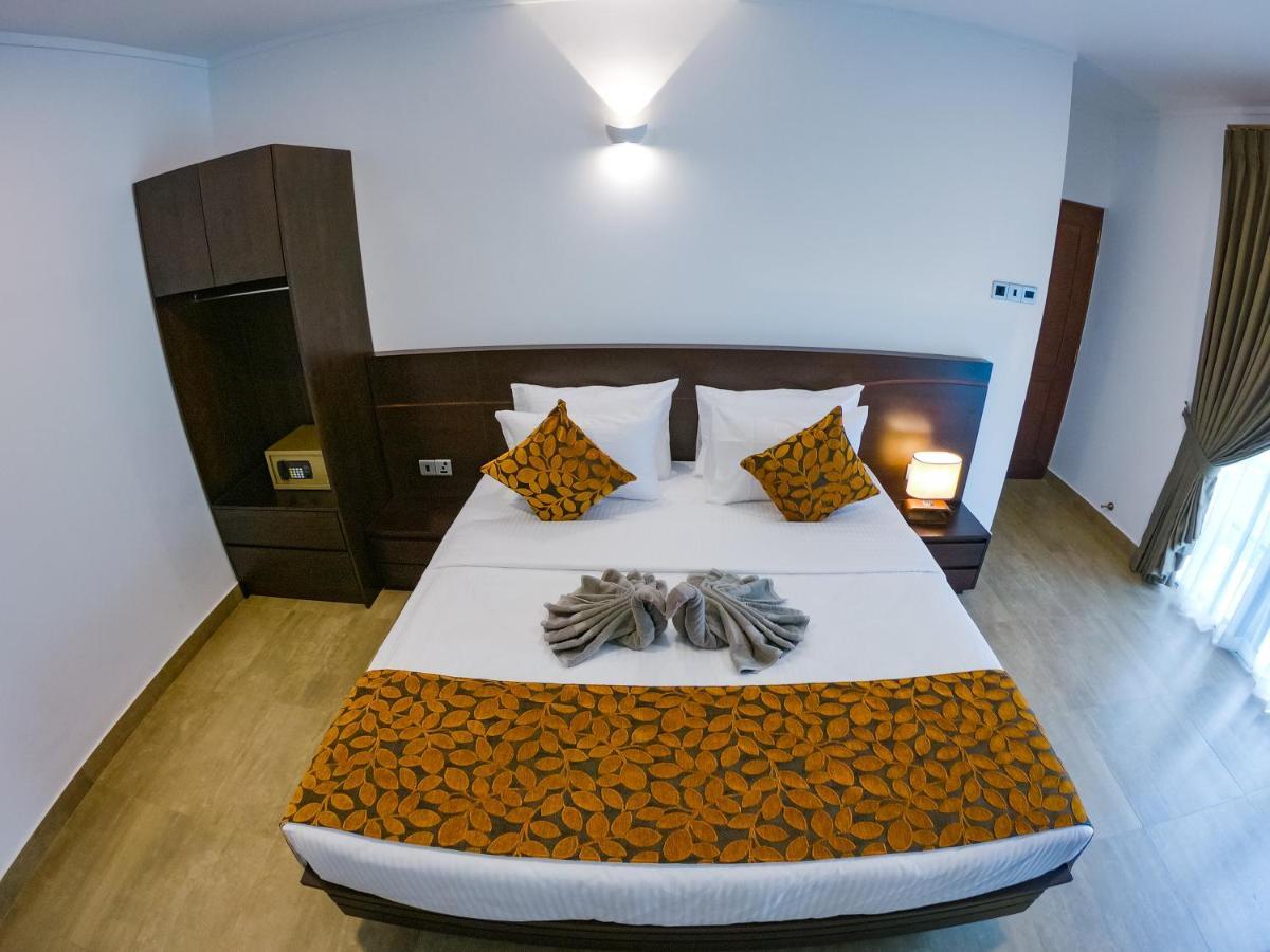 Bony'S Holiday Inn ネゴンボ エクステリア 写真