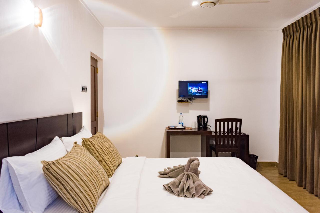 Bony'S Holiday Inn ネゴンボ エクステリア 写真
